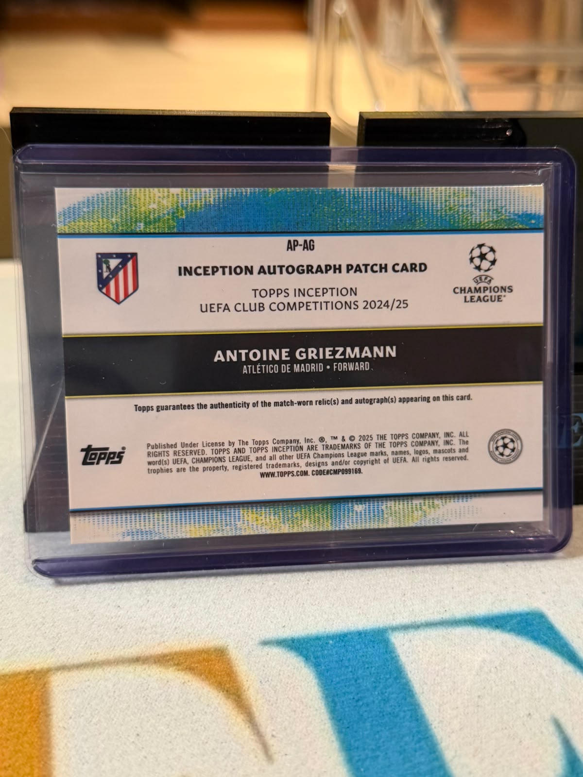 Antoine Griezmann Inception Autograph Patch – 2024-25 Topps Inception UEFA Club… – Atlético Madrid trading card, back