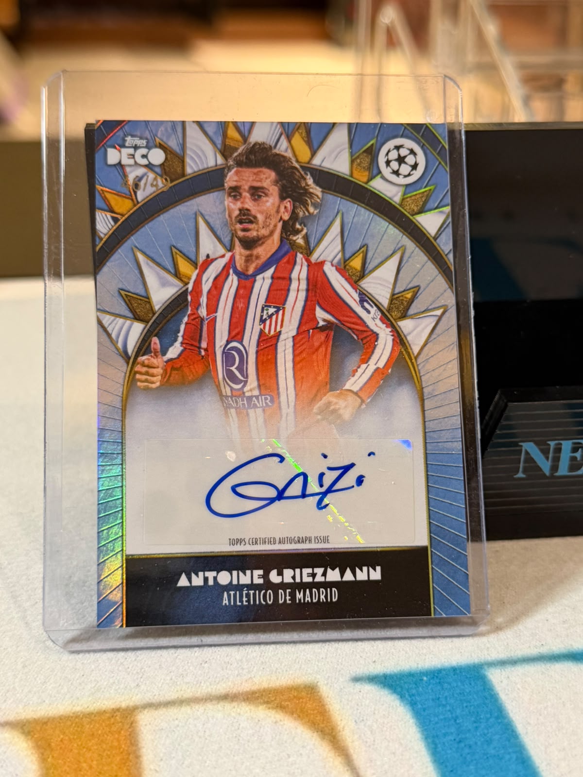 Antoine Griezmann 46/49 Deco Autograph – 2024-25 Topps Deco UEFA Club Competitions – Atlético Madrid trading card, front