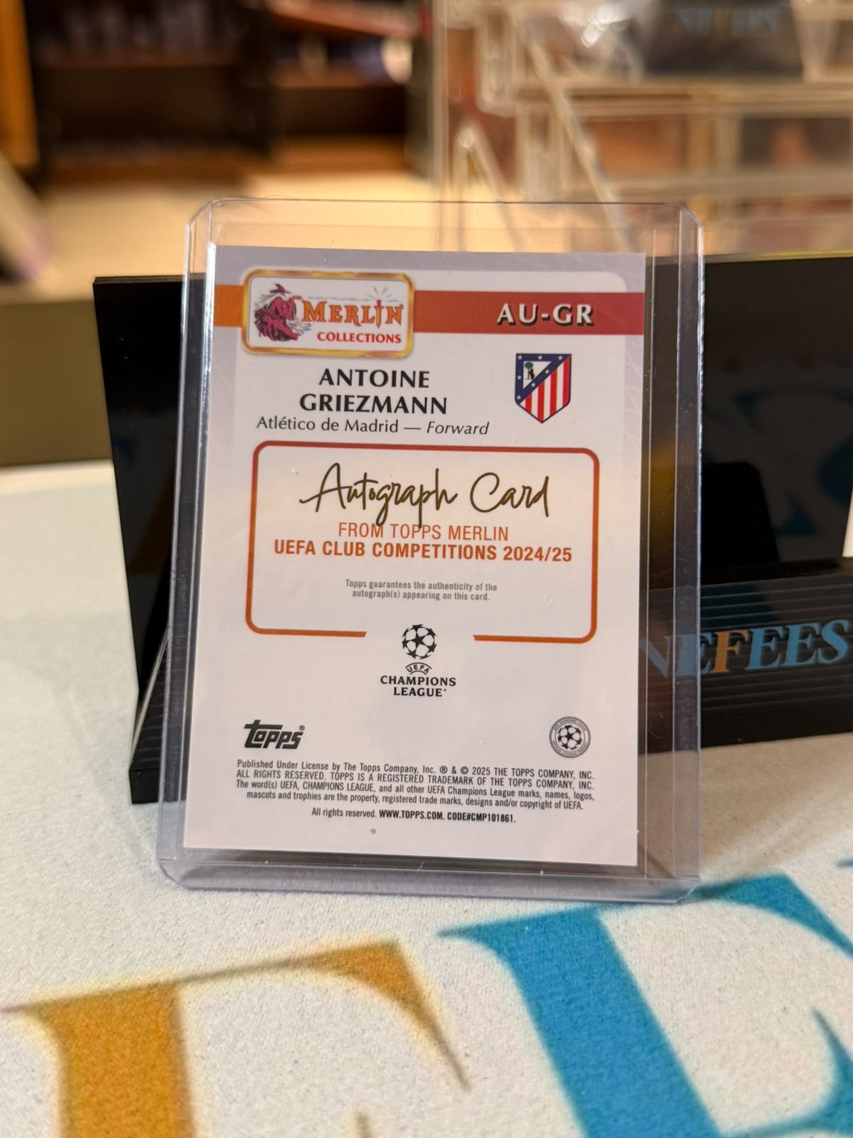 Antoine Griezmann 74/99 Merlin Autograph (Green Parallel) – 2024-25 Topps Merlin UEFA… – Atlético Madrid trading card, additional view