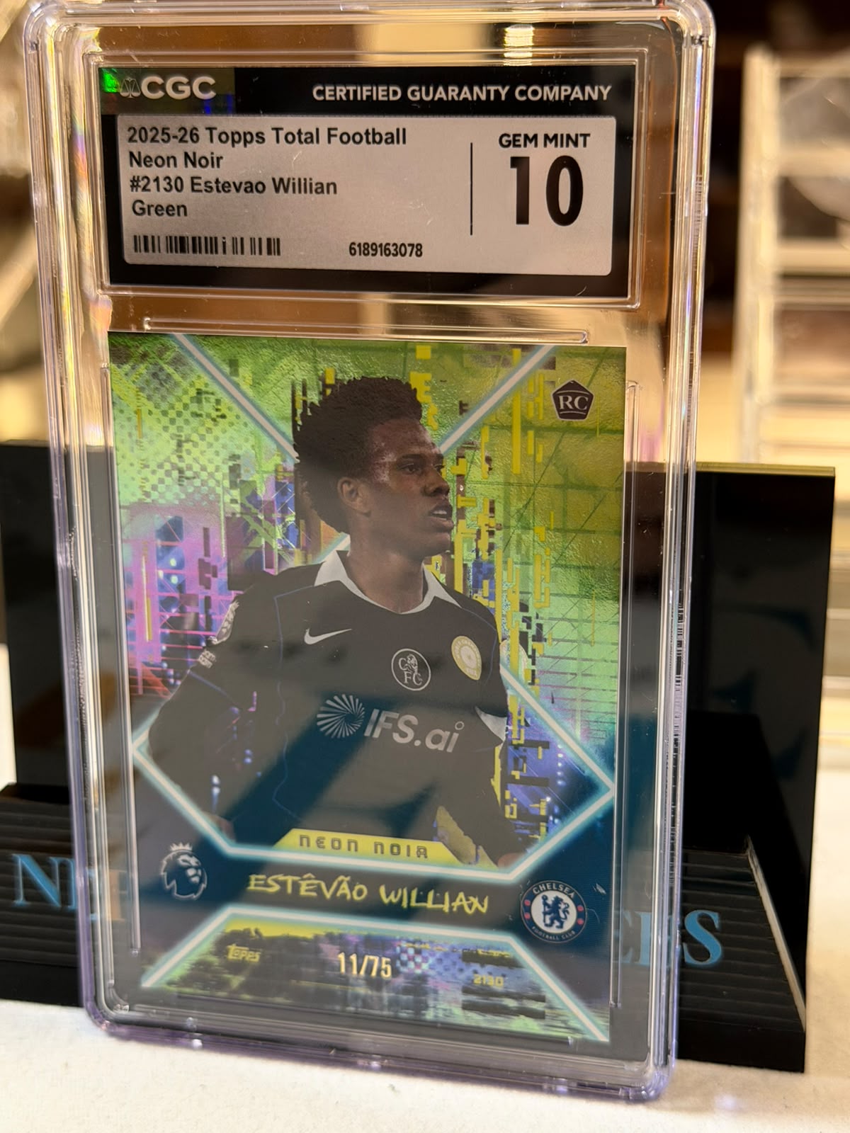 Estêvão Willian 11/75 Neon Noir Green RC – 2025-26 Topps Total Football (CGC 10) – Chelsea trading card, front