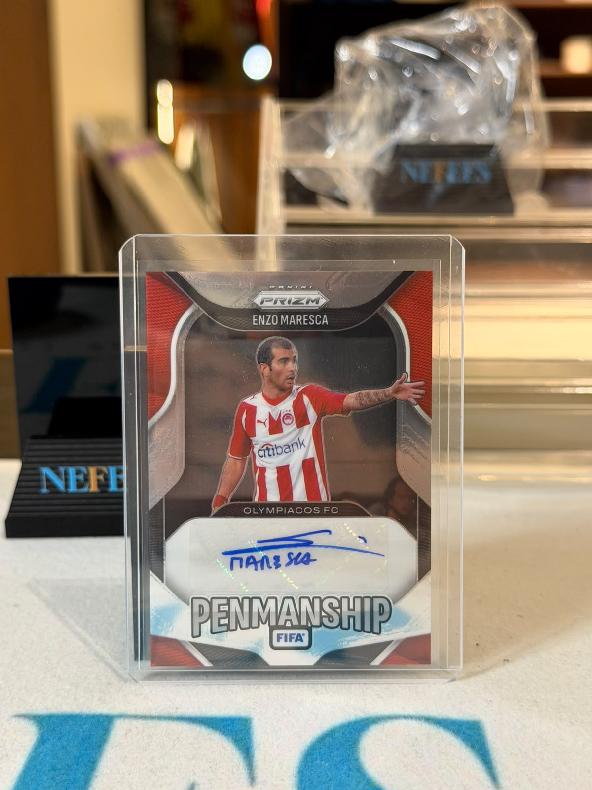 Enzo Maresca Penmanship Autograph – 2025-26 Panini Prizm FIFA – Olympiacos trading card, front