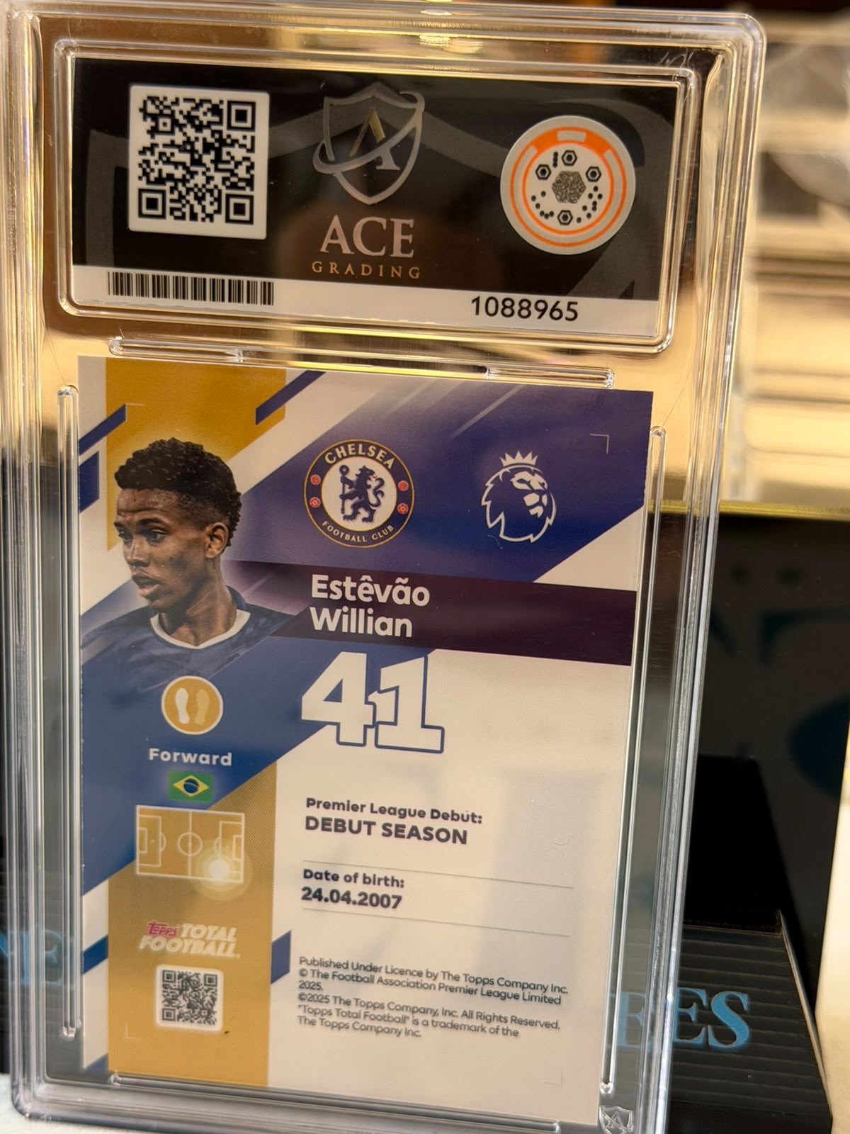 Estêvão Willian 27/50 Standout RC – 2025-26 Topps Total Football (Ace Grading 8) – Chelsea trading card, back