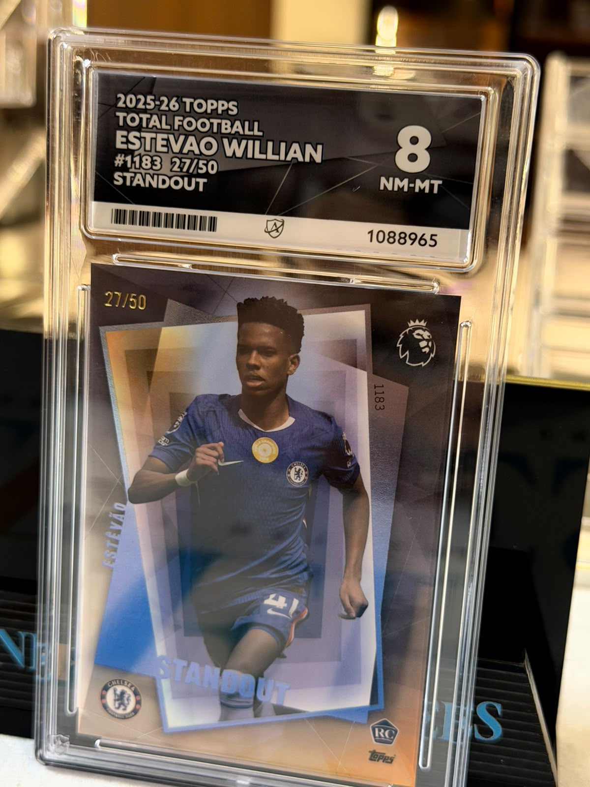 Estêvão Willian 27/50 Standout RC – 2025-26 Topps Total Football (Ace Grading 8) – Chelsea trading card, front