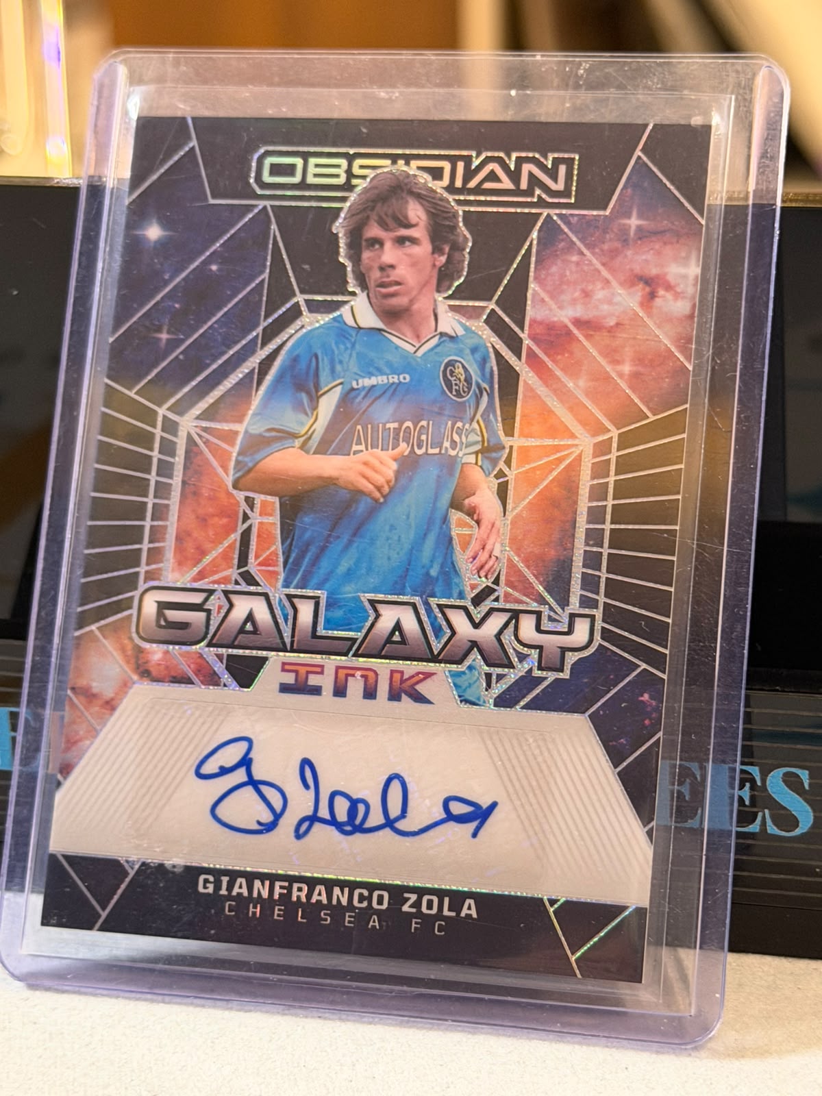 Gianfranco Zola 20/25 Galaxy Ink Autograph – 2024-25 Panini Obsidian – Chelsea trading card, front