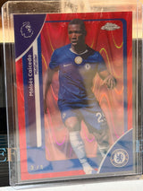 Moisés Caicedo 3/5 Red Parallel – Topps Chrome Premier League – Chelsea trading card, front