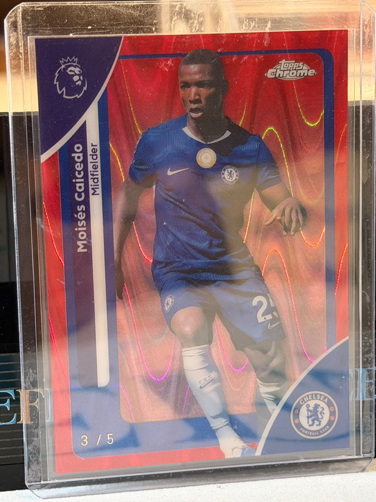 Moisés Caicedo 3/5 Red Parallel – Topps Chrome Premier League – Chelsea trading card, front