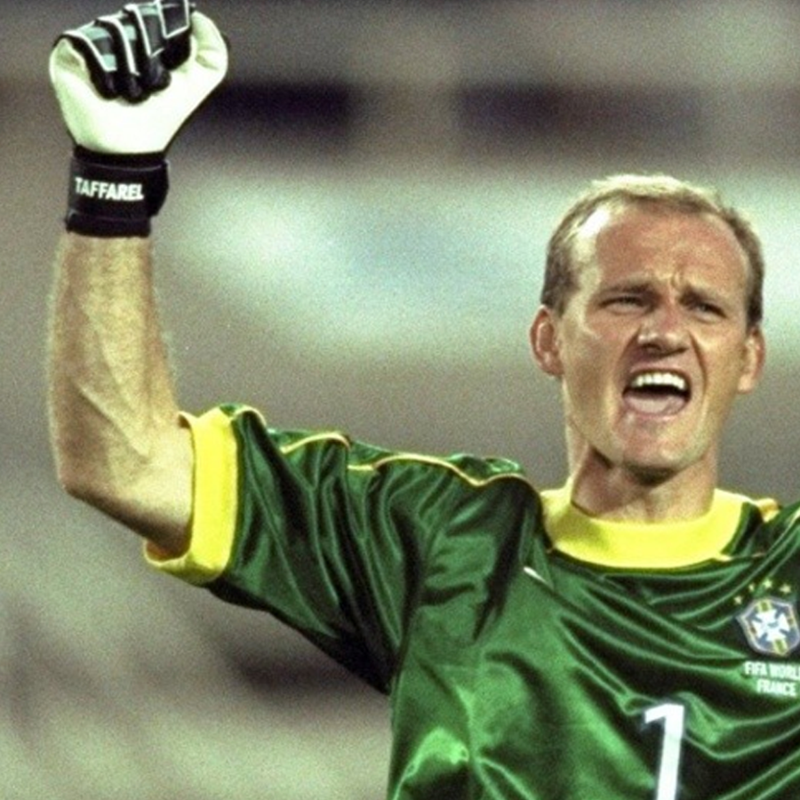 Glove signed by Claudio Taffarel