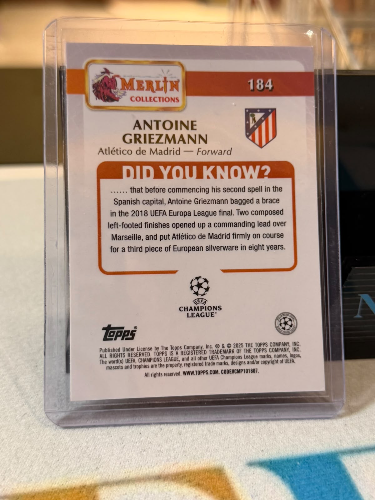 Antoine Griezmann Red Cracked Ice Parallel – 2024-25 Topps Merlin UEFA Club Competitions – Atlético Madrid trading card, back