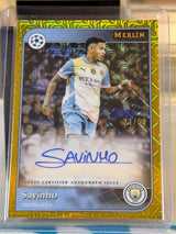 Savinho 21/50 – Merlin Autograph (Gold Refractor) – 2024-25 Topps Merlin Collections U… – Manchester City trading card, front