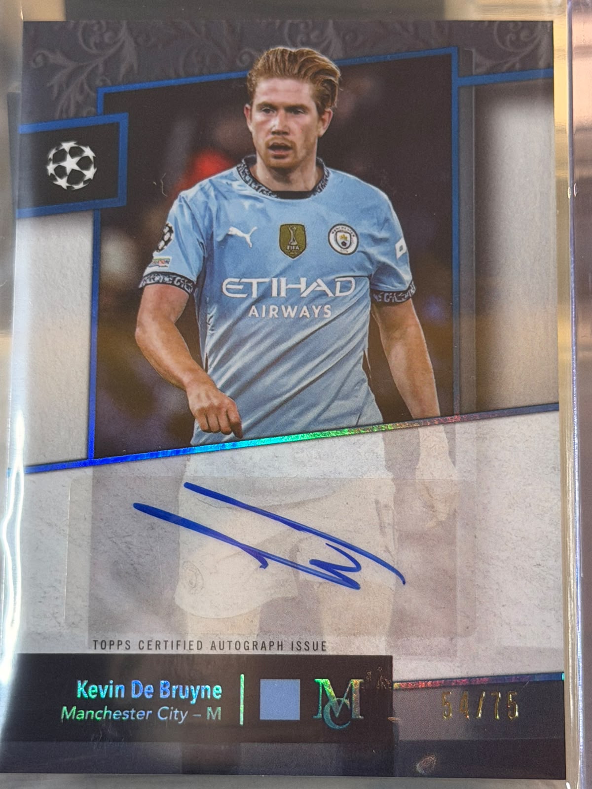 Kevin De Bruyne 54/75 – Archival Autograph – 2024-25 Topps Museum Collection UEFA Club… – Manchester City trading card, front
