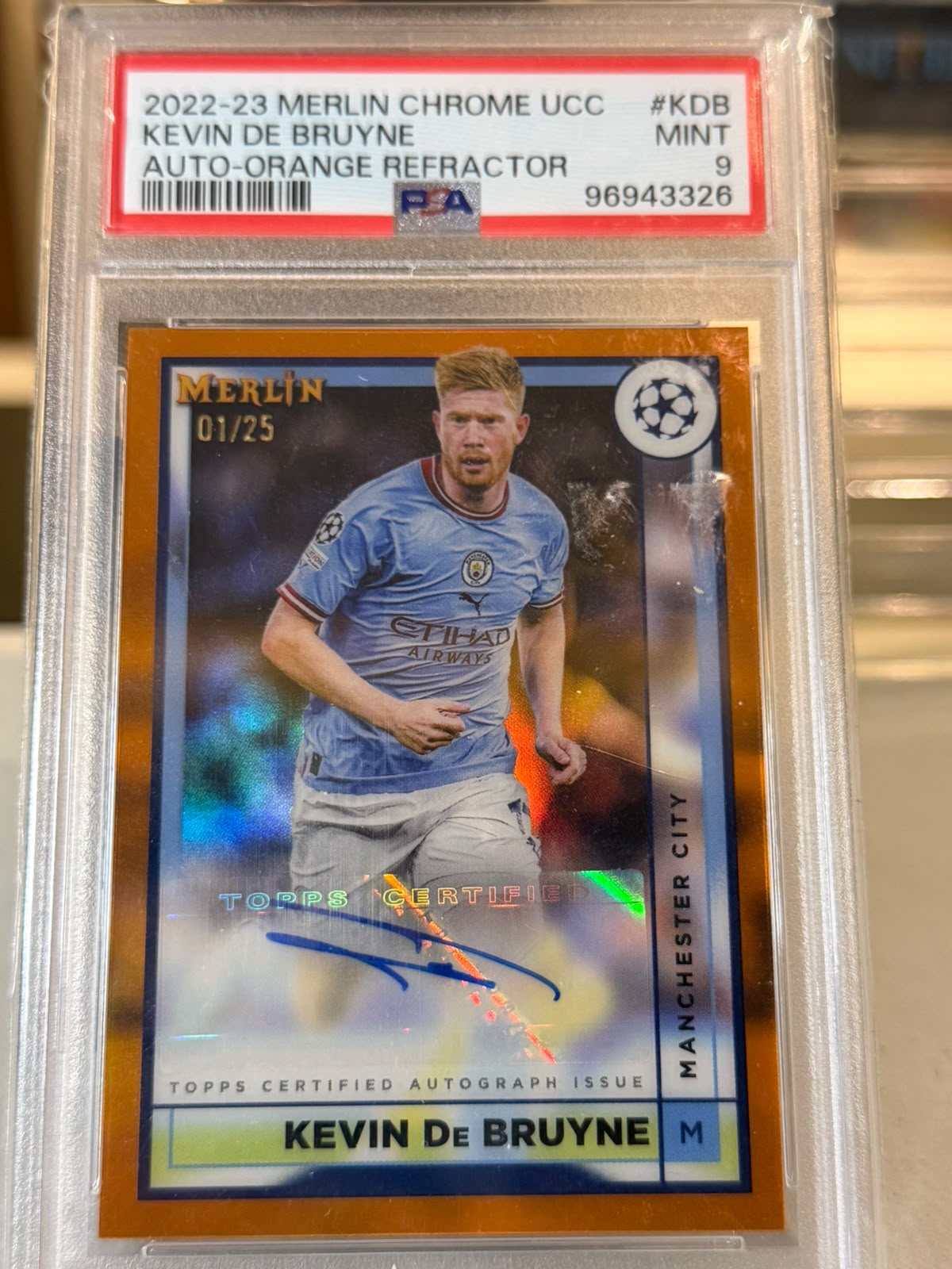 Kevin De Bruyne 01/25 – Autographs (Orange Refractor) – 2022-23 Topps Merlin Chrome UE… – Manchester City trading card, front
