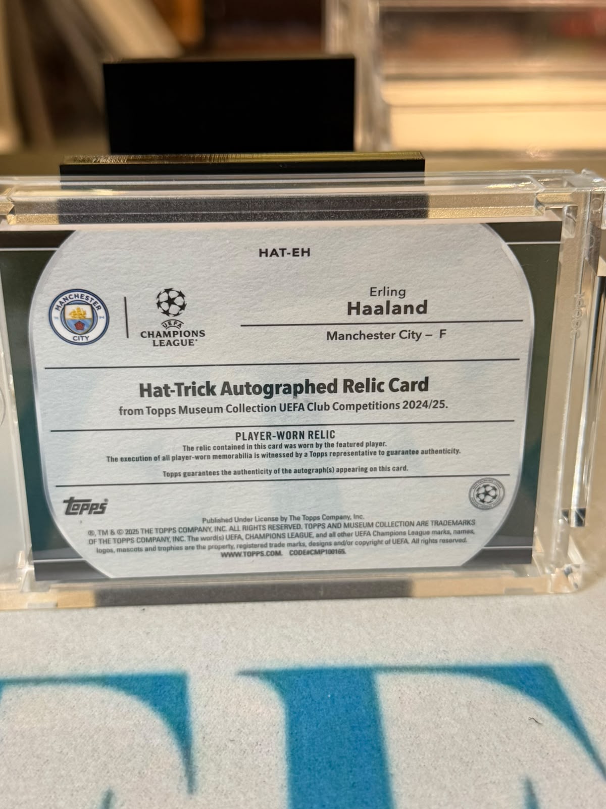 Erling Haaland 20/25 – Hat-Trick Autographed Relic – 2024-25 Topps Museum Collection UE… – Manchester City trading card, back