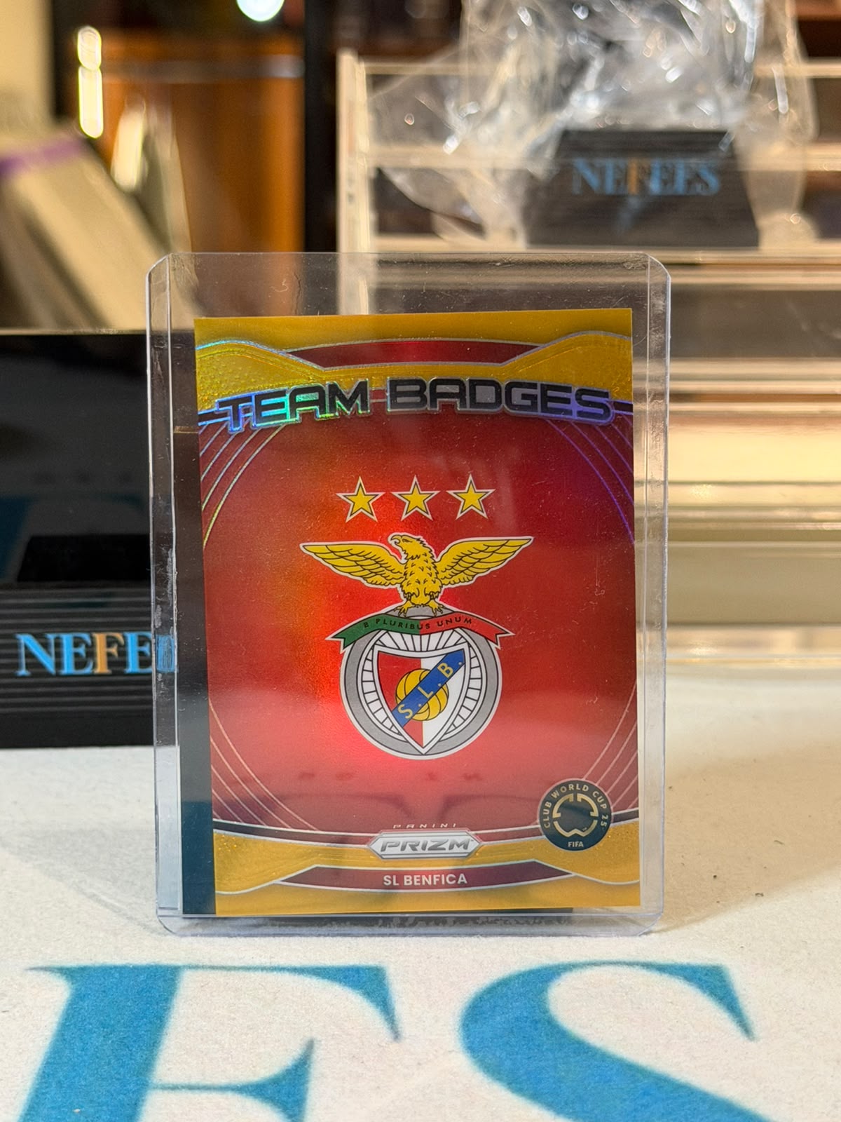 SL Benfica 06/10 Team Badges (Gold Prizm) – 2025 Panini Prizm FIFA Club World Cup – Benfica trading card, front