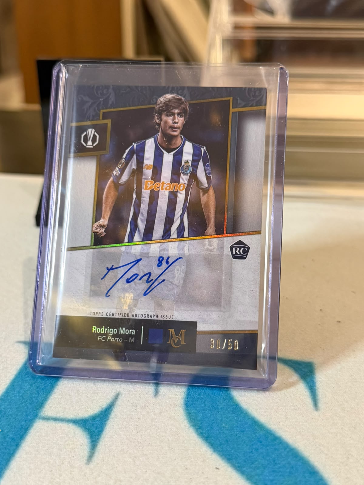 Rodrigo Mora 30/50 #AA-RM – Archival Autograph (Gold) – 2024-25 Topps Museum Collection UEFA… – FC Porto trading card, front