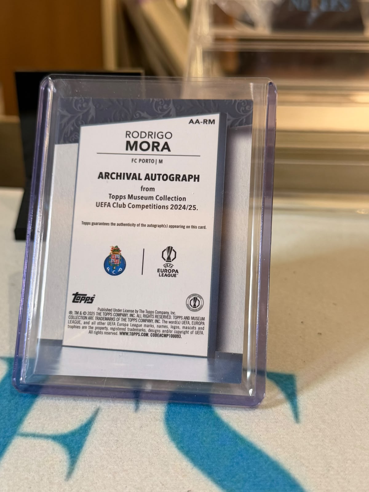 Rodrigo Mora 30/50 #AA-RM – Archival Autograph (Gold) – 2024-25 Topps Museum Collection UEFA C… – FC Porto trading card, back