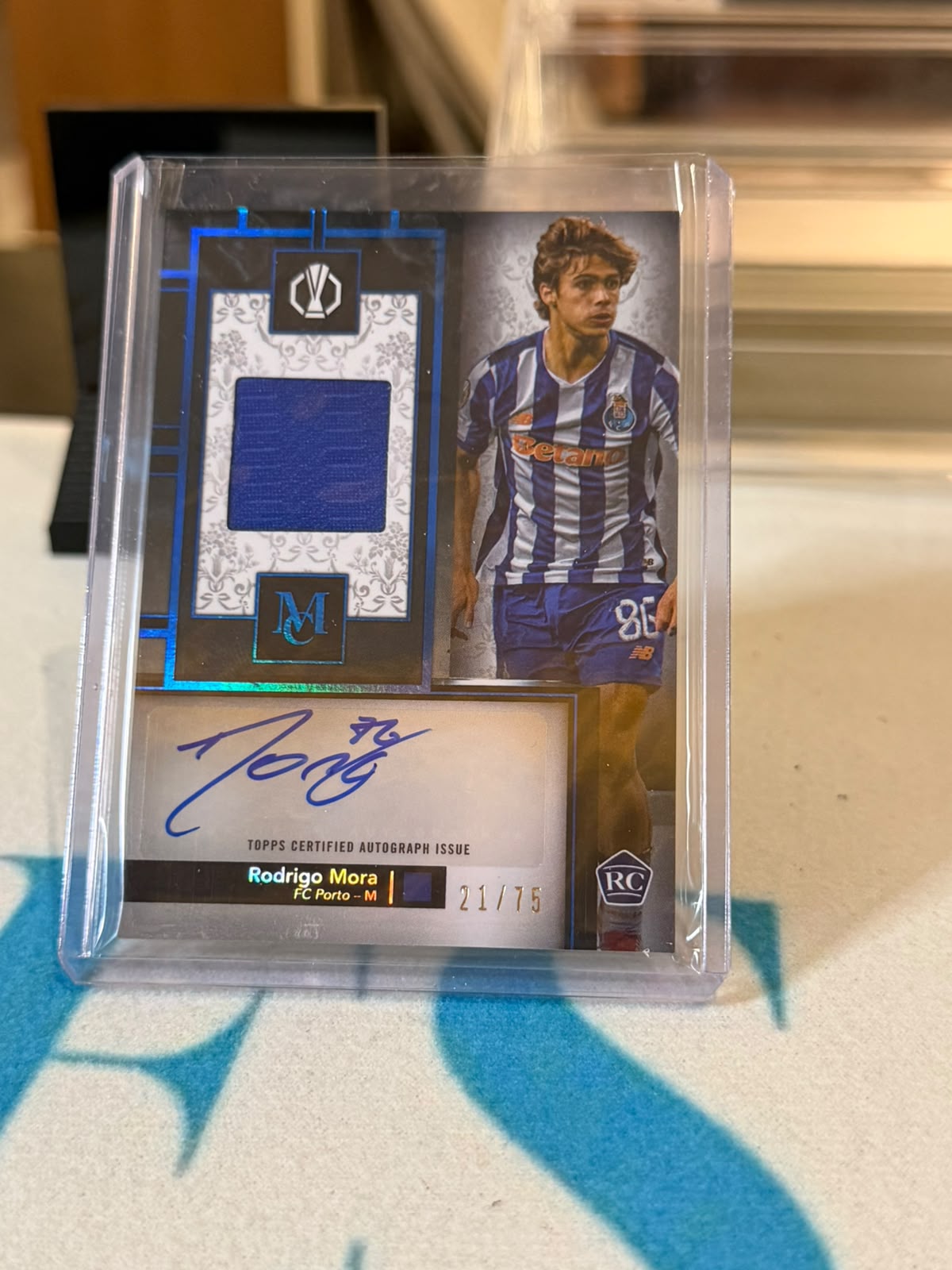 Rodrigo Mora 21/75 #MAR-RM – Autograph Relic (Sapphire) – 2024-25 Topps Museum Collection UEF… – FC Porto trading card, front