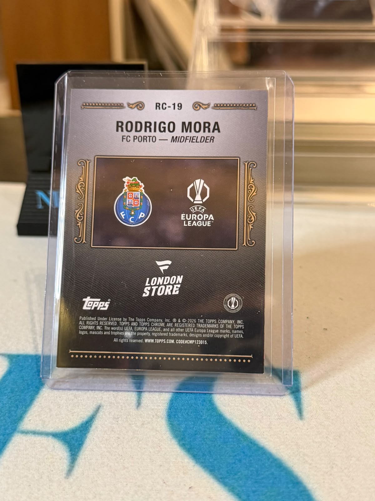Rodrigo Mora 01/25 #RC-19 – Regency (London Store Exclusive) – 2025-26 Topps Chrome UEFA Club… – FC Porto trading card, back