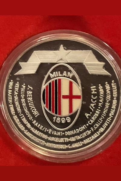 Official AC Milan 1989 Intercontinental Cup celebratory medal, front view
