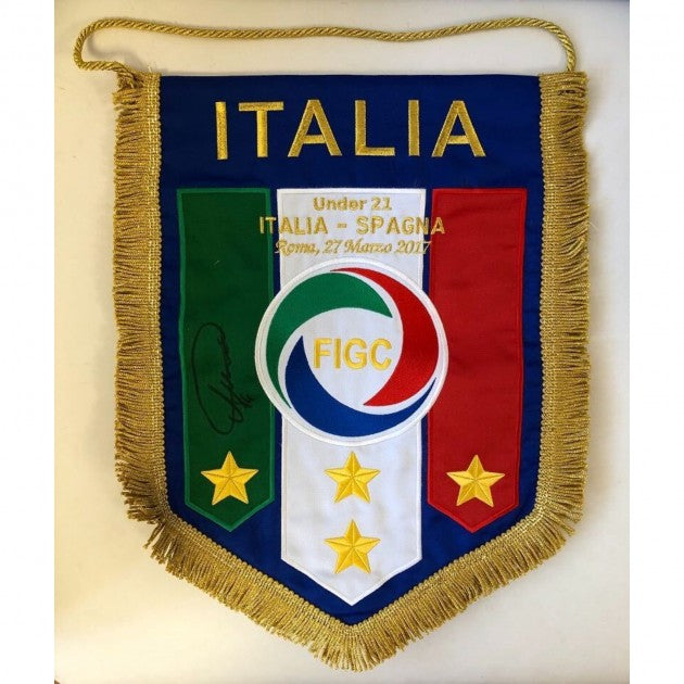 Close-up of Federico Chiesa's signature on the pennant