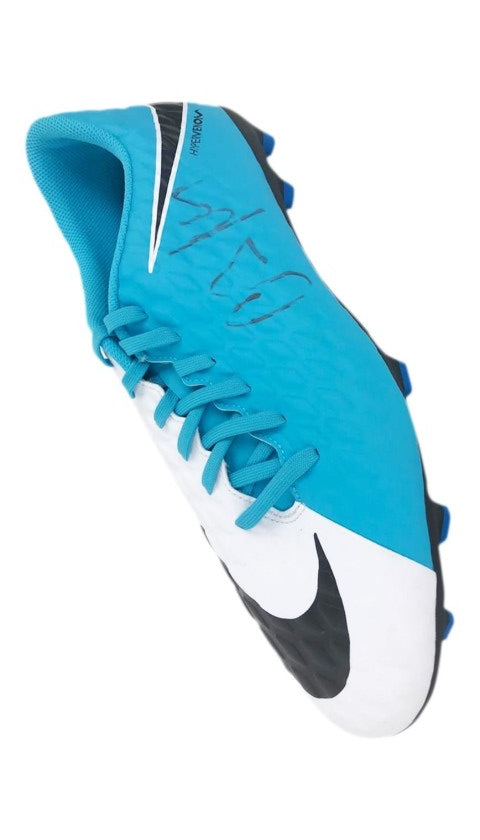 Side view of the Nike boot signed by Cafu