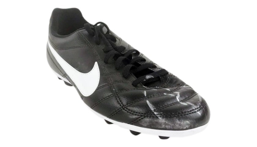 Side view of the boot signed by Raul Gonzalez Blanco