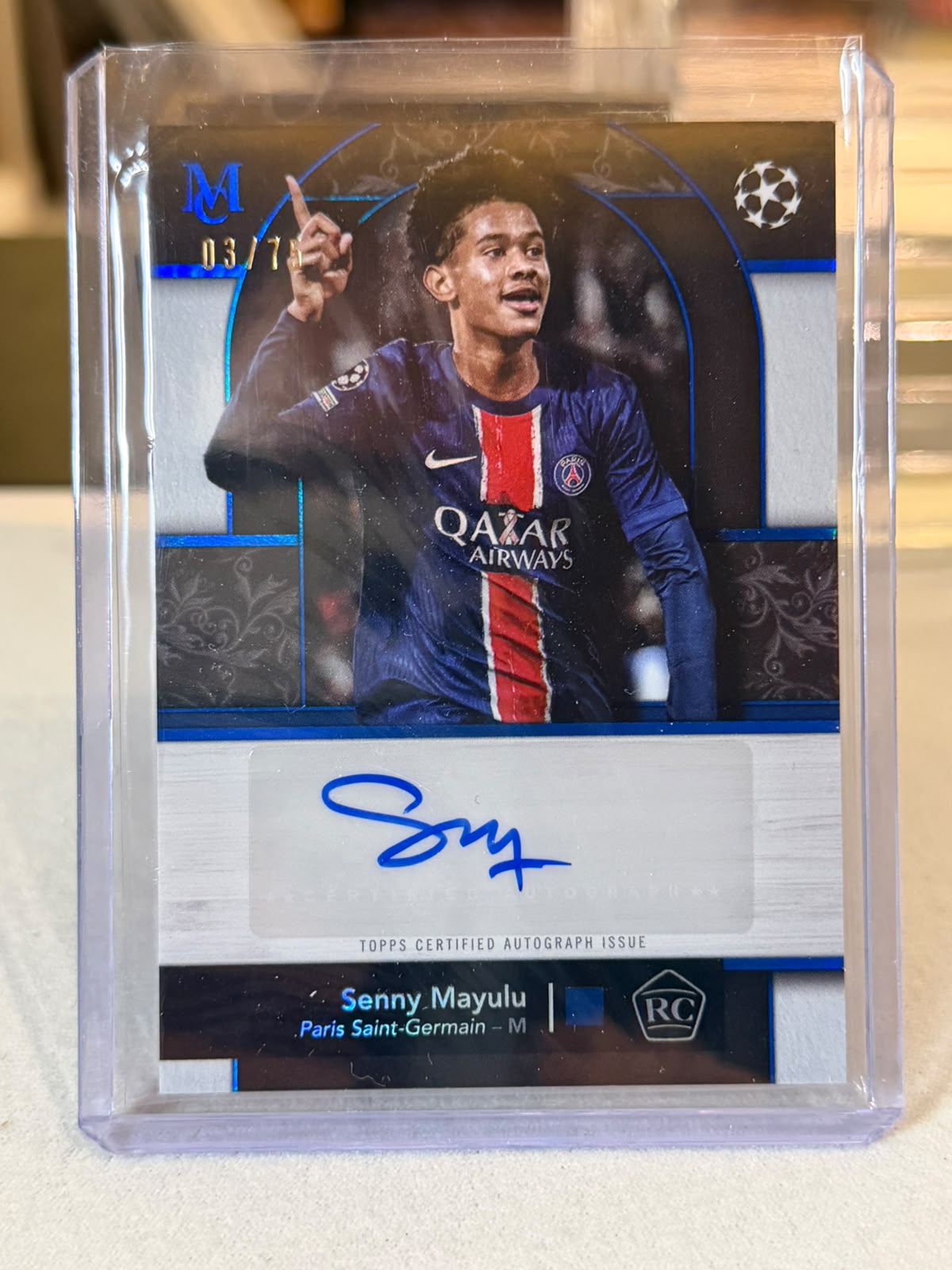 Senny Mayulu 03/75 Museum Rookie Autograph Sapphire 2024/25 Topps Museum Collection UEFA – PSG trading card, front