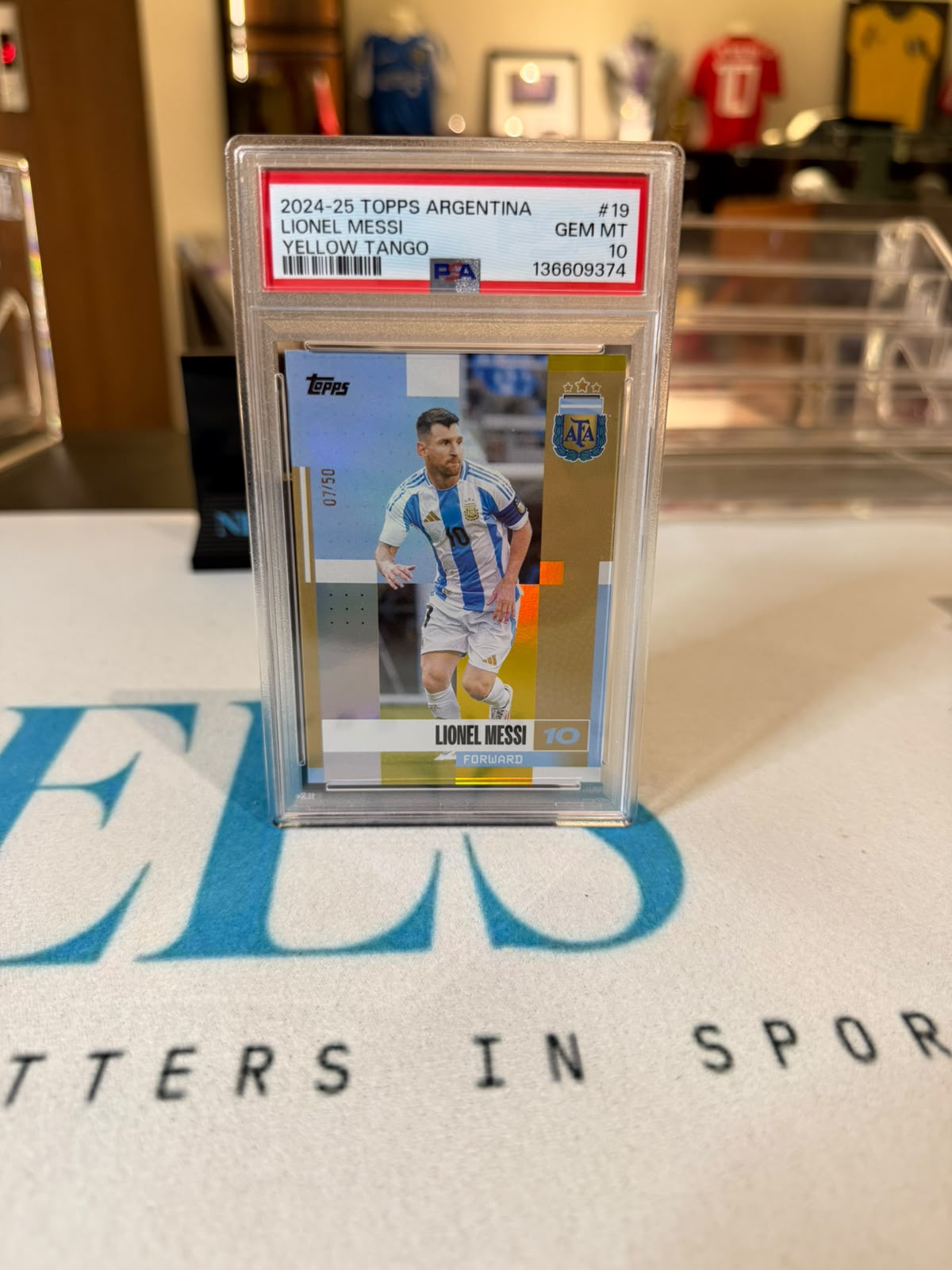 Lionel Messi 07/50 – Argentina trading card, front