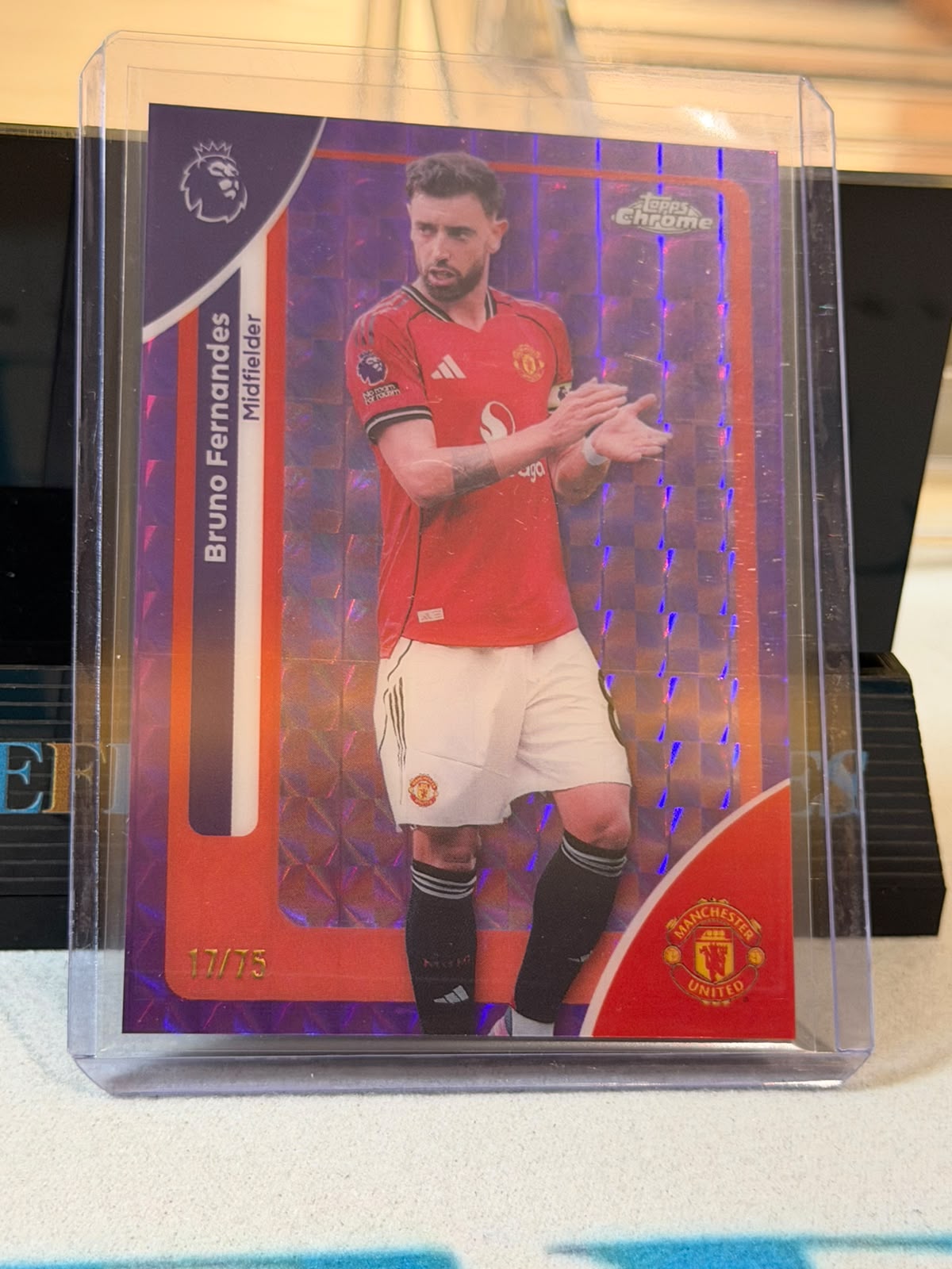 Bruno Fernandes 17/75 #135 – Checkerboard Refractor Manchester United trading card, front