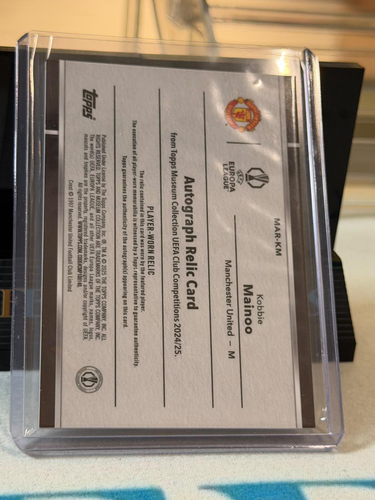 Kobbie Mainoo 004/299 – Autograph Relic (Rose Quartz) Manchester United trading card, back