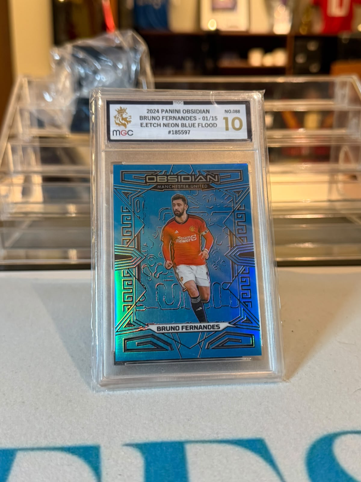 Bruno Fernandes Manchester United 2023-24 Panini Obsidian Electric Etch Neon Blue Flood 88 01/15 card front