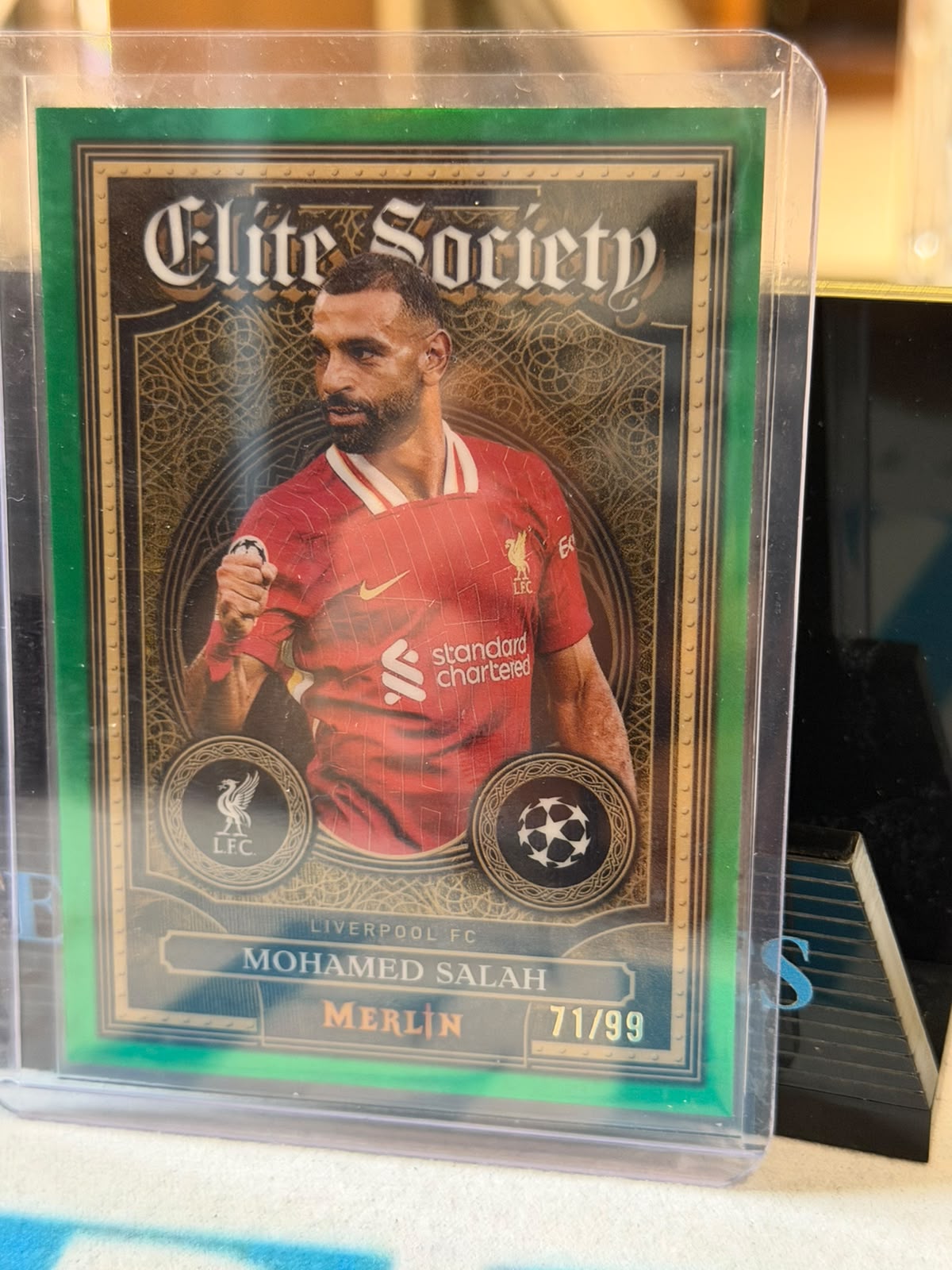 Mohamed Salah 71/99 Elite Society (ES-12), Green parallel – 2024/25 Topps Merlin, front