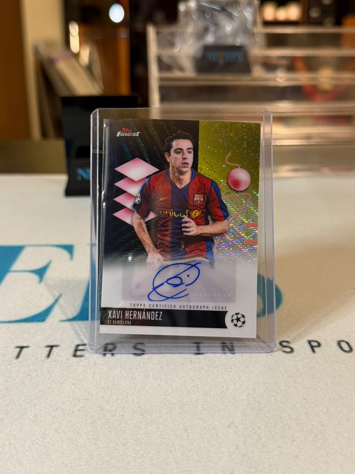 Xavi Hernández Base autograph issue – 2025/26 Topps Finest UEFA Club Competitions – FC Barcelona trading card, front