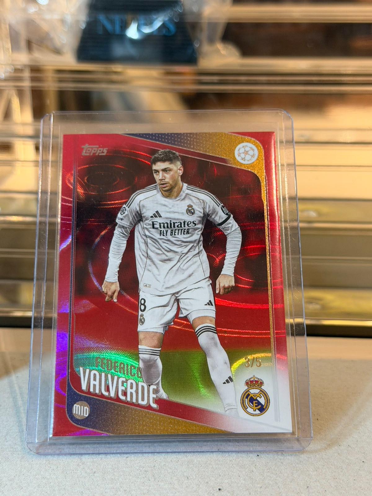 Federico Valverde C0000600 front - Federico Valverde 3/5 #65 – Real Madrid – Red/Gold Wave Parallel – 2025-26 Topps UEFA Champions League