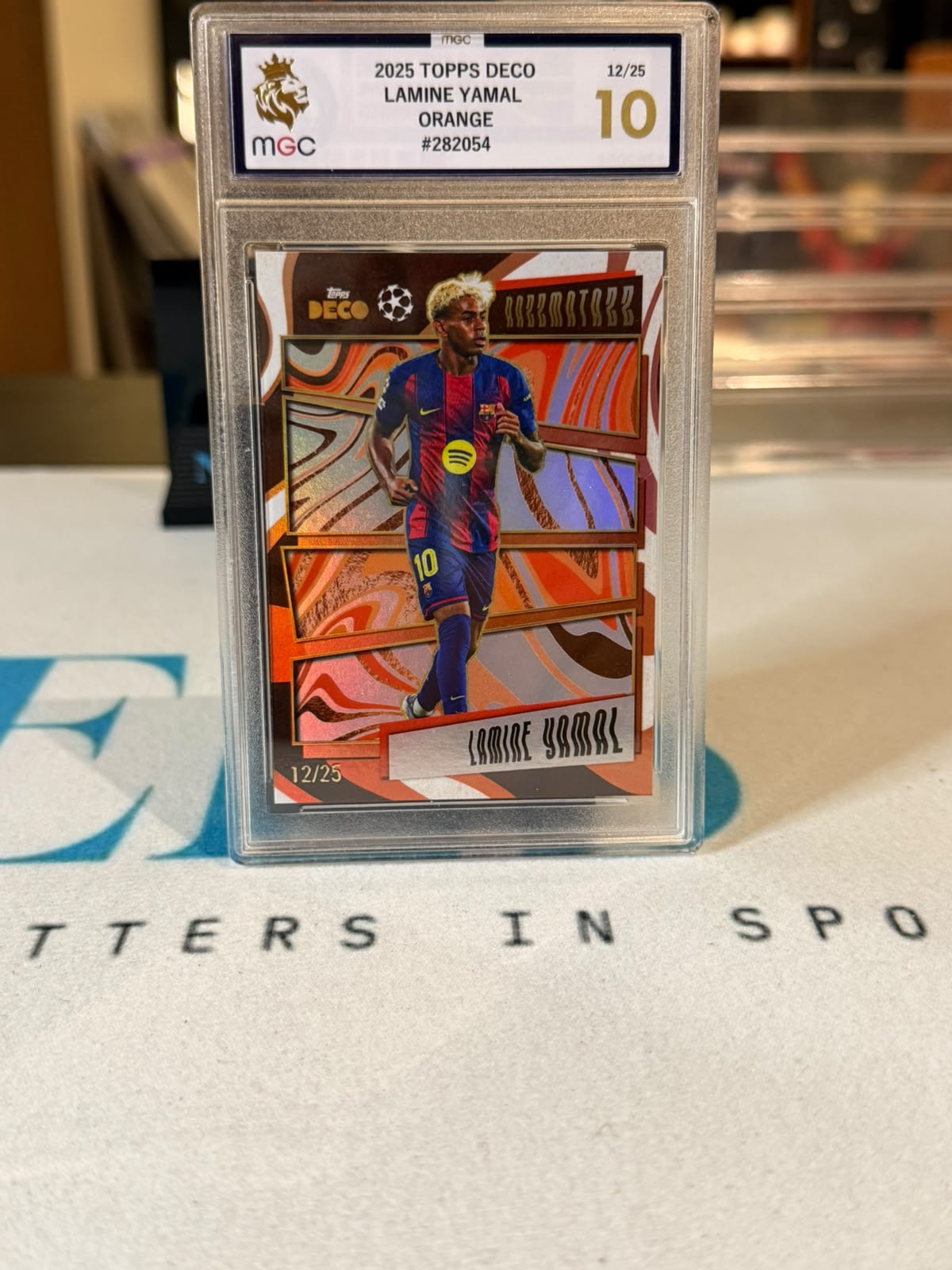 Lamine Yamal 12/25 Razzmatazz - Orange parallel – 2025 Topps Deco (MGC 10) – FC Barcelona trading card, front