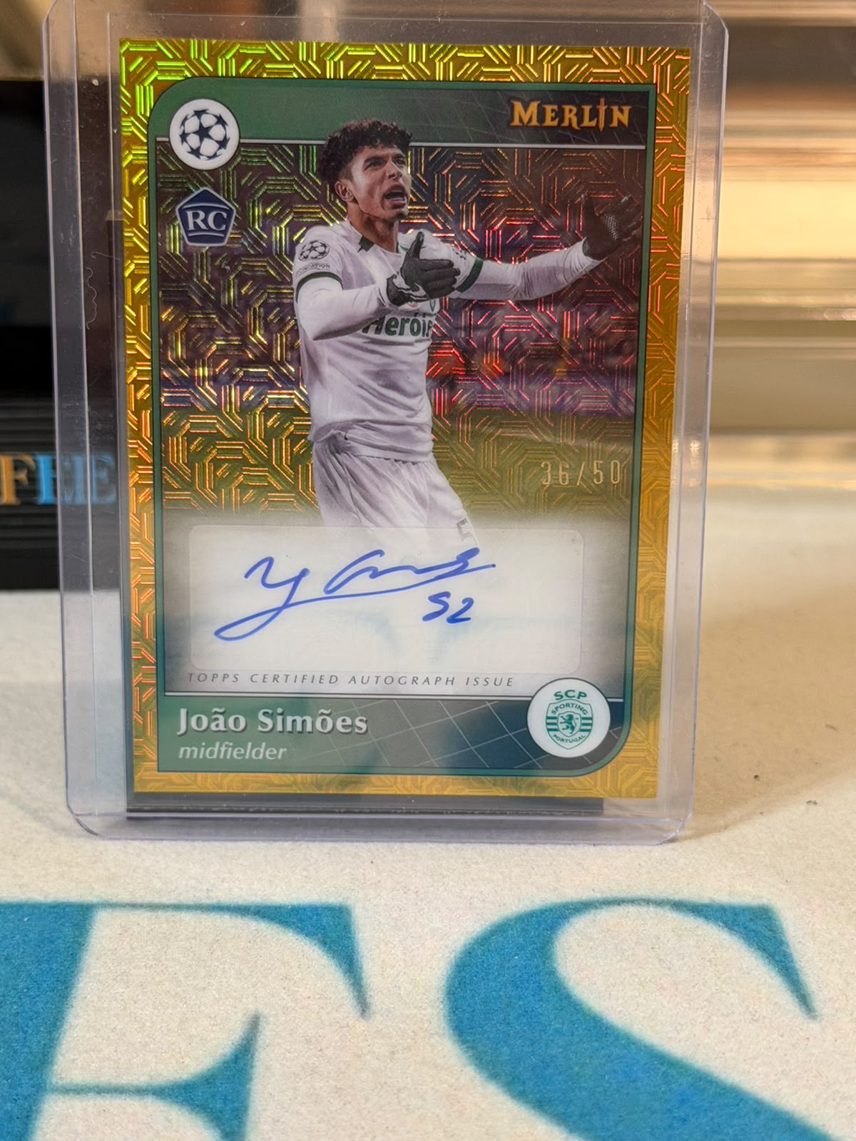 Joao Simoes 36/50 Autograph Gold Mojo 2024/25 Topps Merlin UEFA – Sporting CP trading card, front