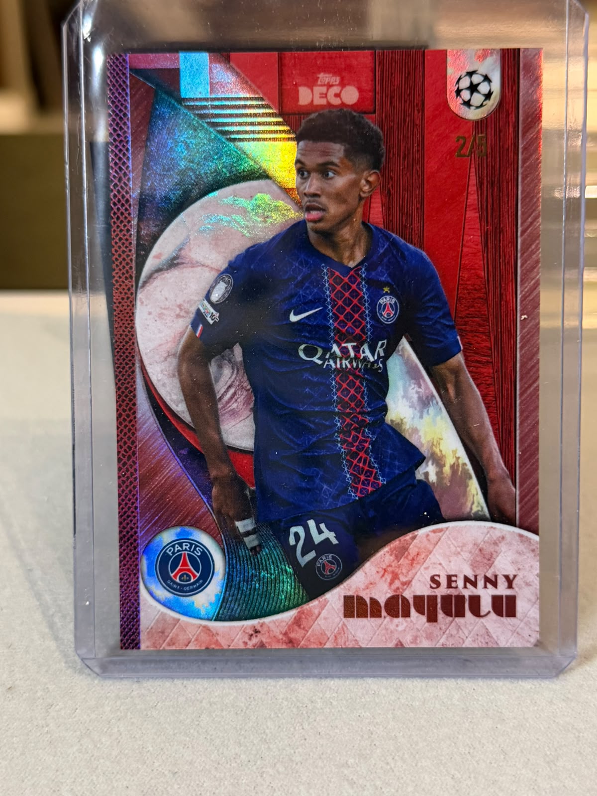 Senny Mayulu 2/5 Prodigy Red 2024/25 Topps Deco UEFA – PSG trading card, front