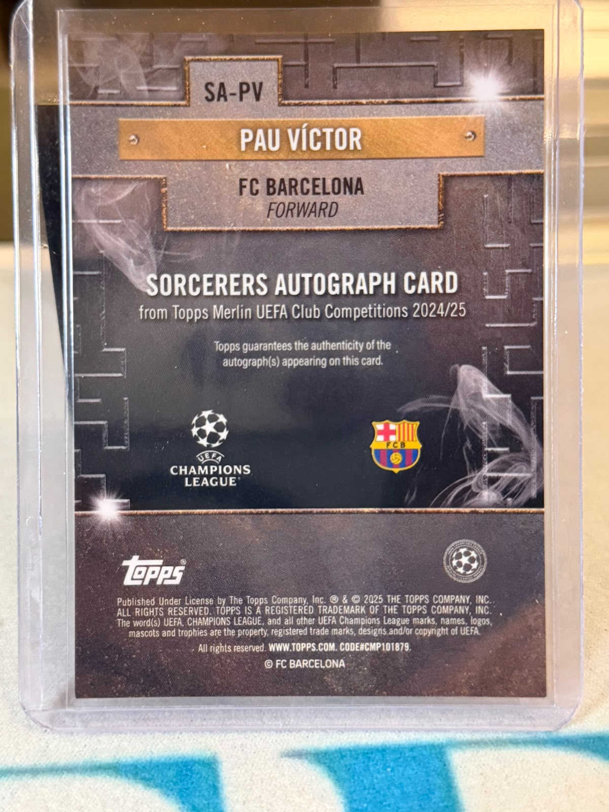 Pau Víctor 32/99 Sorcerers Autograph – Topps Merlin UEFA Club Competitions 2024/25 – FC Barcelona trading card, back