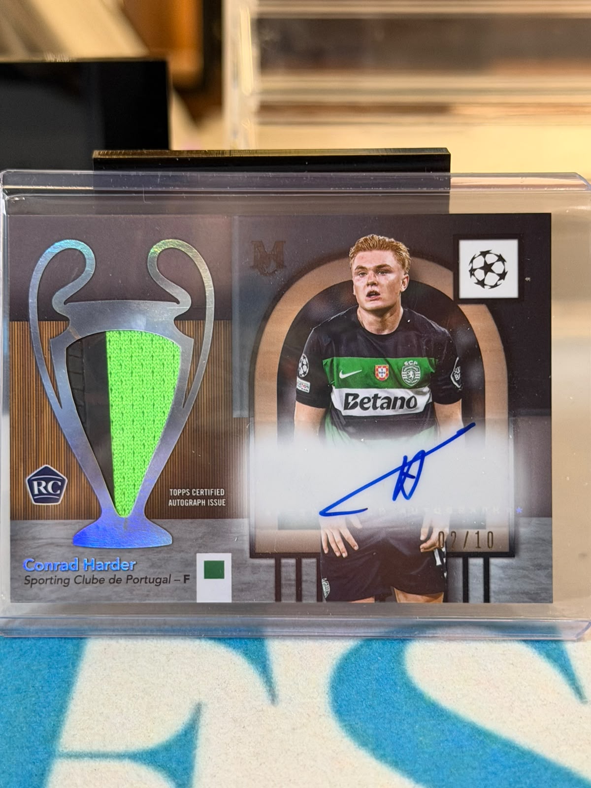 Conrad Harder 02/10 Momentous Materials Jumbo Autograph 2024/25 Topps Museum Collection UEFA – Sporting CP trading card, front