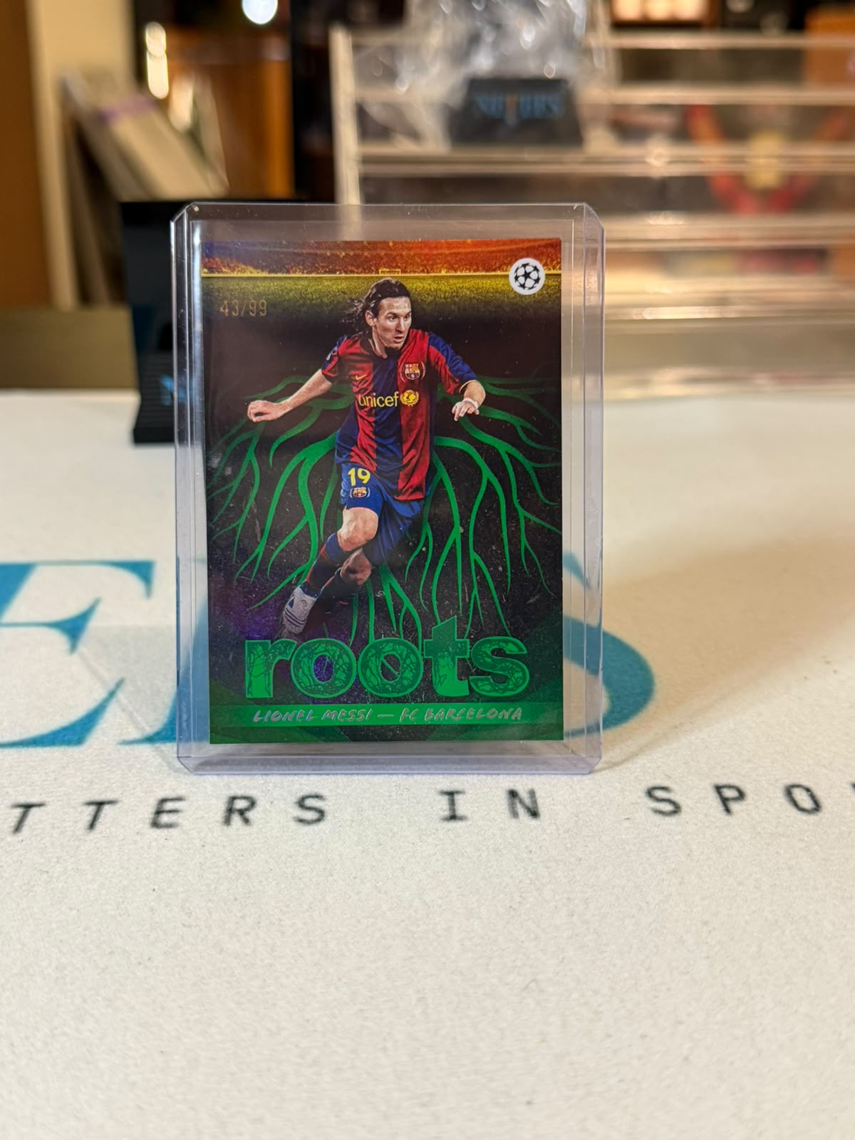 Lionel Messi 43/99 Roots, green foil – 2026 Topps Roots – FC Barcelona trading card, front