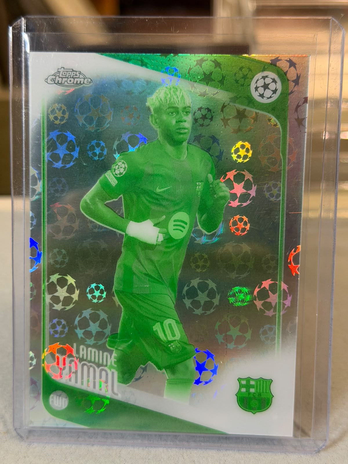 Lamine Yamal Green-tone refractor parallel – Topps Chrome UEFA Club Competitions 2025/26 (#10) – FC Barcelona trading card, f