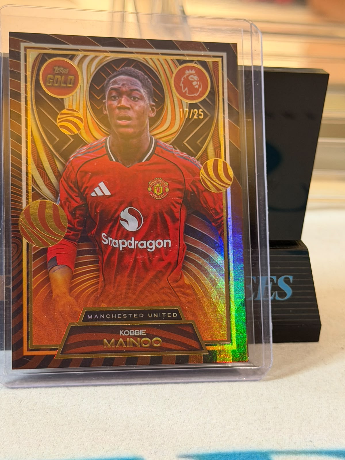 Kobbie Mainoo 17/25 – Current Stars (Orange) Manchester United trading card, front