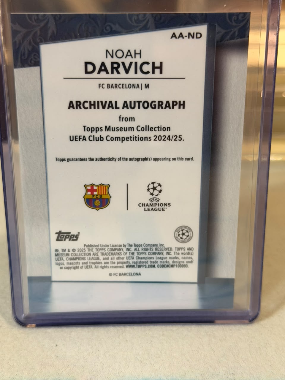 Noah Darvich 71/75 Archival Autograph – Topps Museum Collection UEFA Club Competitions 2024/25 – FC Barcelona trading card, b