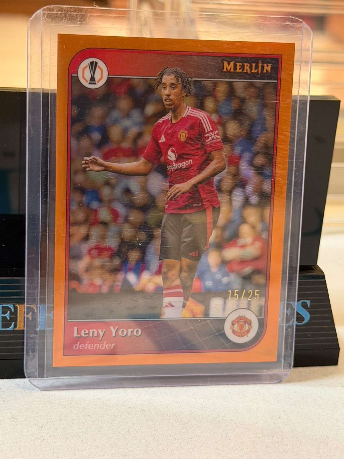 Leny Yoro 15/25 #189 – Orange Manchester United trading card, front
