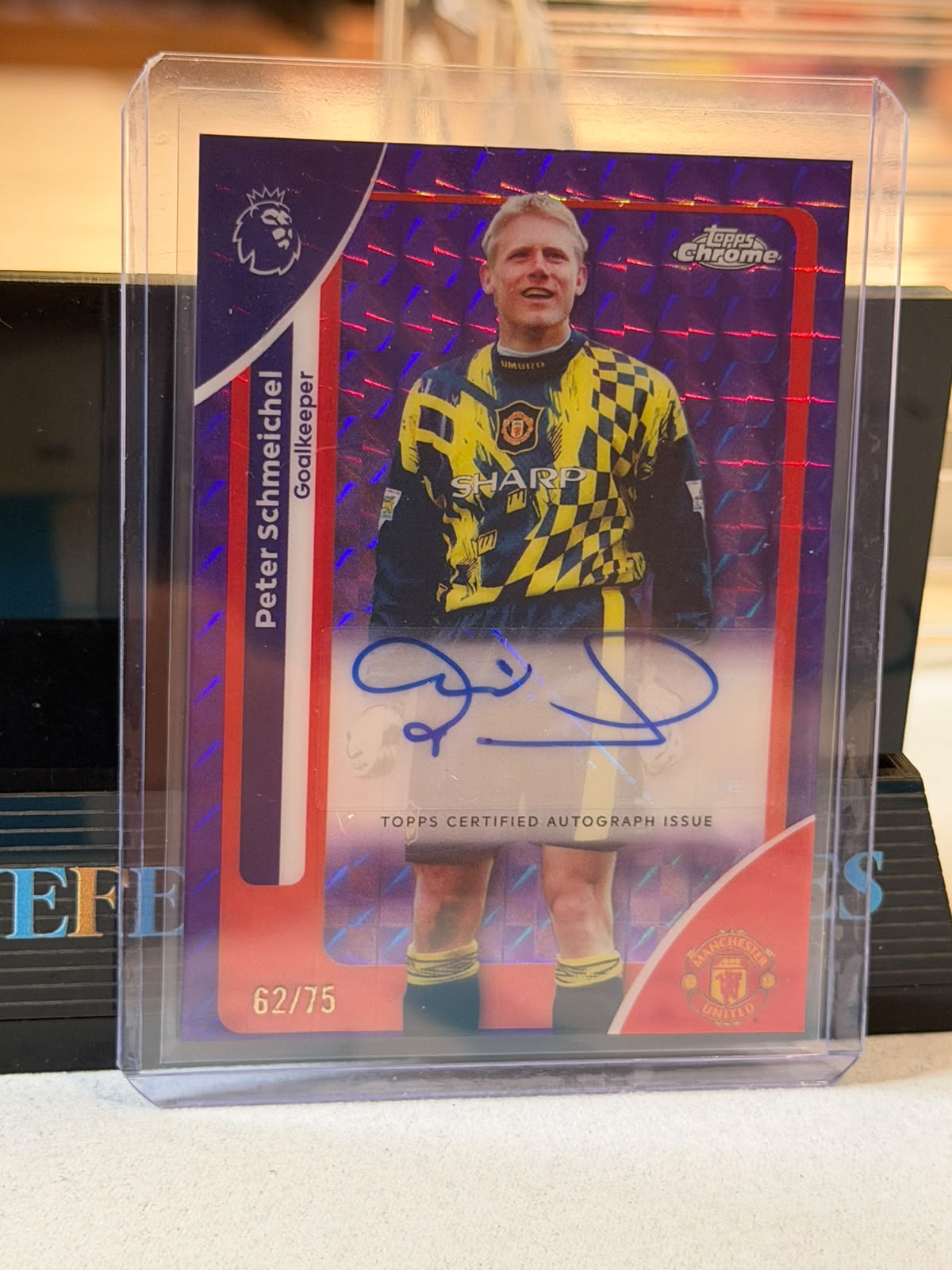 Peter Schmeichel 62/75 – Autograph (Purple) Manchester United trading card, front