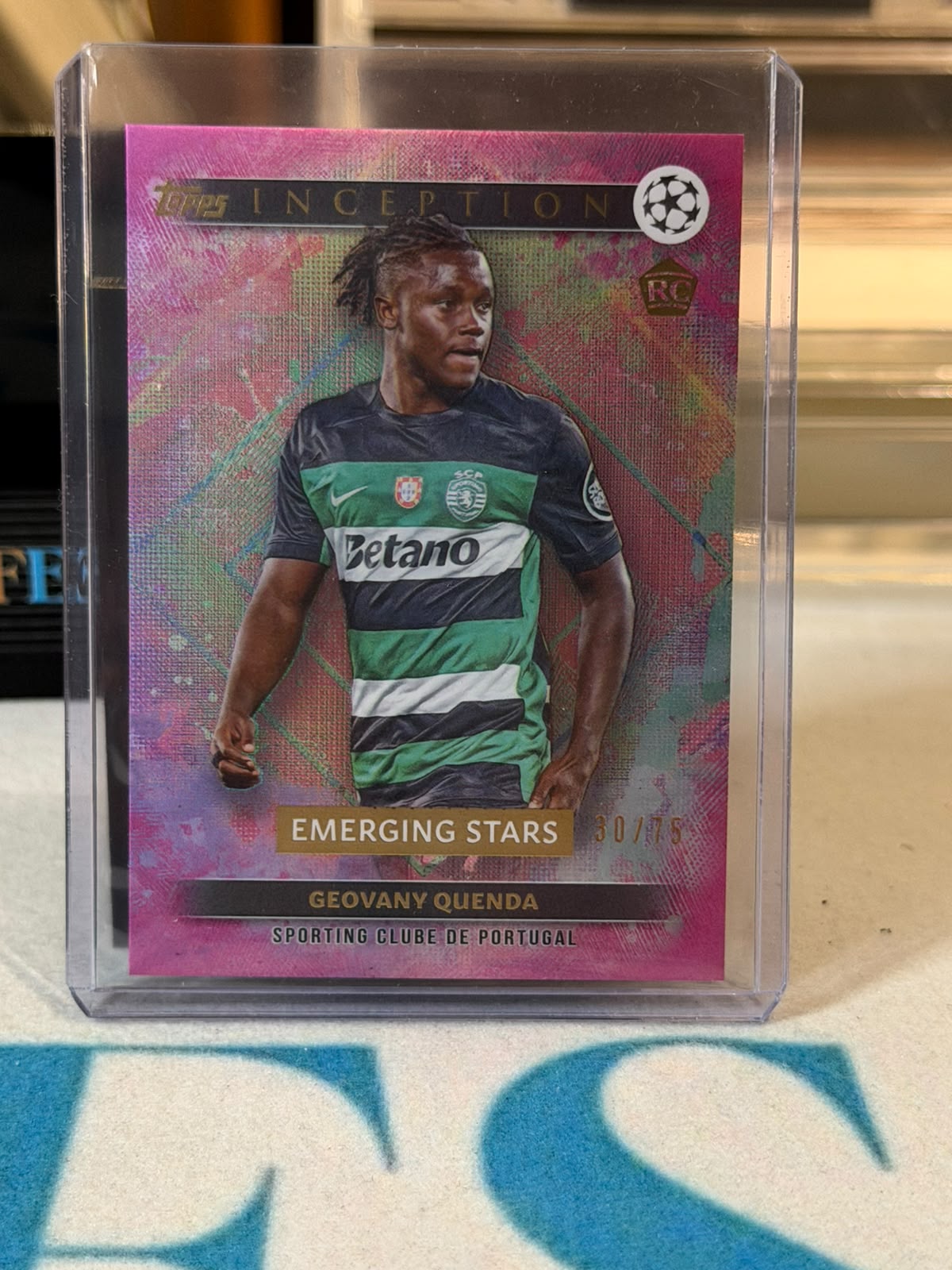 Geovany Quenda 30/75 Emerging Stars Pink 2024/25 Topps Inception UEFA – Sporting CP trading card, front