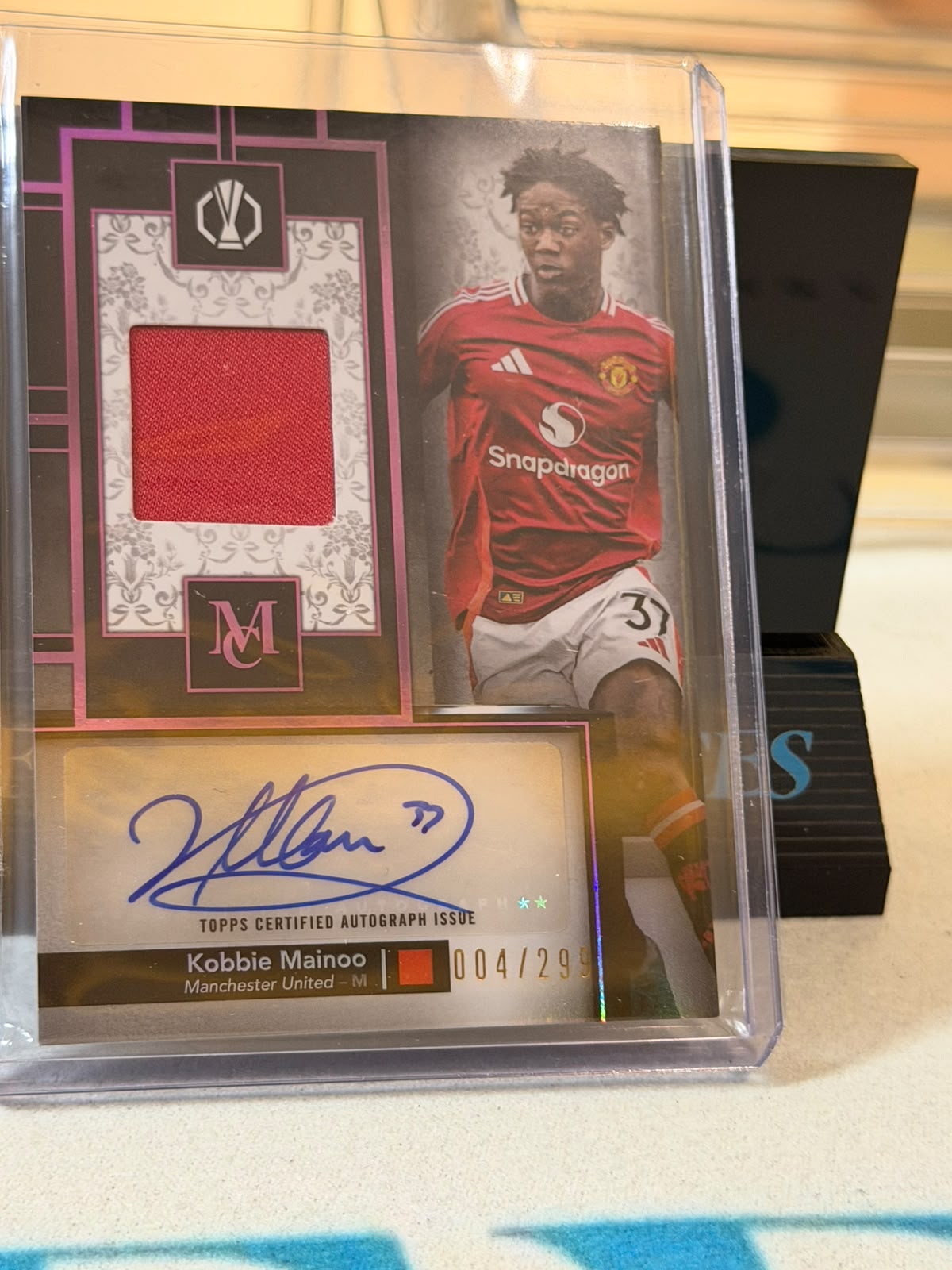 Kobbie Mainoo 004/299 – Autograph Relic (Rose Quartz) Manchester United trading card, front