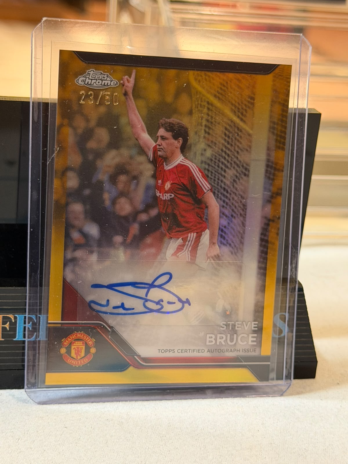 Steve Bruce 23/50 – Chrome Autograph (Gold) Manchester United trading card, front