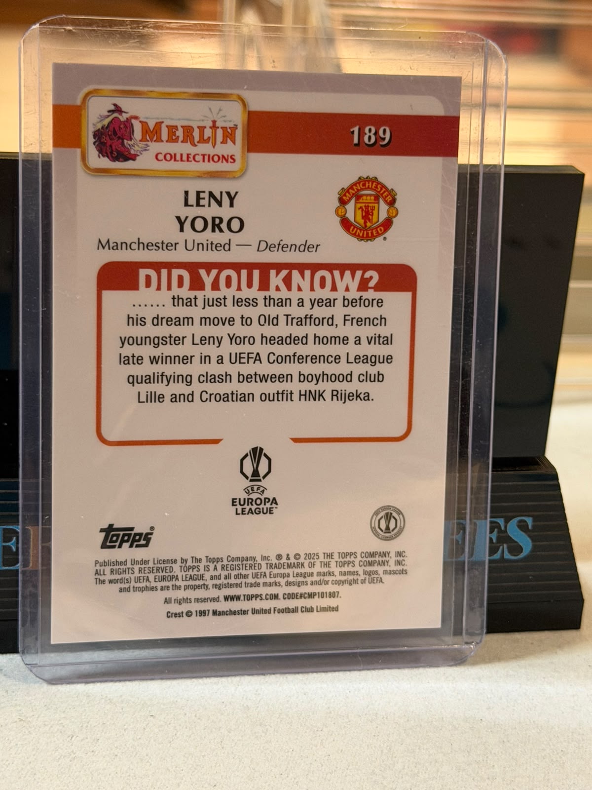 Leny Yoro 15/25 #189 – Orange Manchester United trading card, back