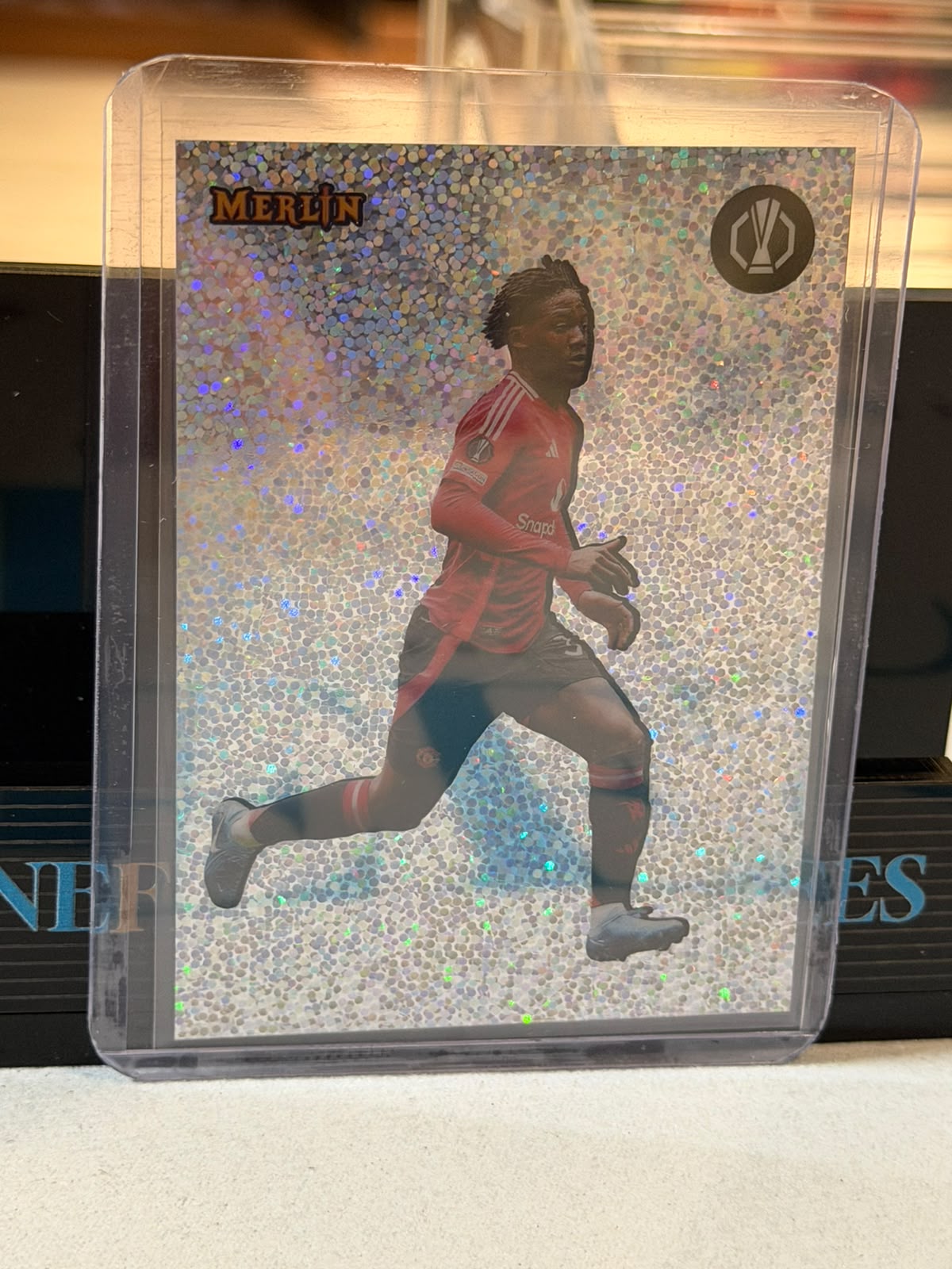 Kobbie Mainoo The Shiny Insert (S-18) Manchester United trading card, front
