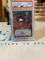 Ronald Araújo 08/10 Matrix Material Auto - Electric Etch Taiga – 2024-25 Panini Obsidian (PSA 8) – FC Barcelona trading card,